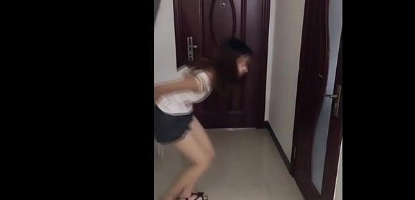  China Girls Very Desperate to Pee